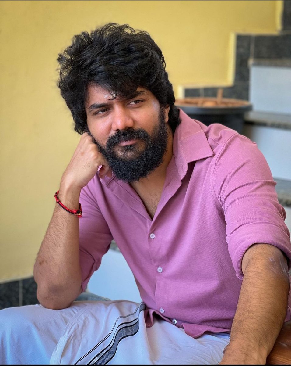 Vijayaddictorz's tweet photo. Kavineyy look semma 🔥🤩😍
@Kavin_m_0431 😍
#Dada #NammaThamizhFolku
#NTF #DadaSecondSingle
#Kavin 😍 https://t.co/xxHFgIaXKD