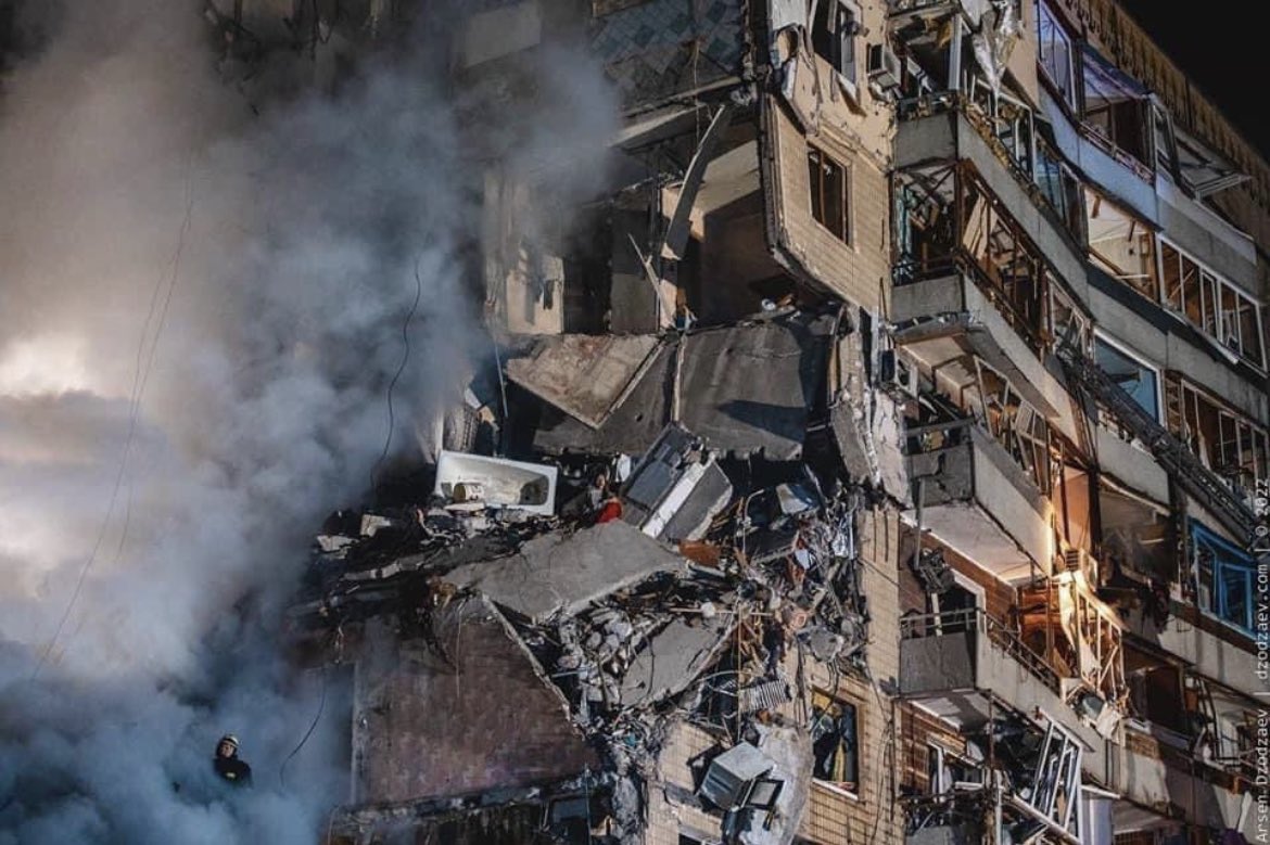 rubenbrekelmans's tweet photo. 23 jaar, alles kwijt…

Middenin een verwoest appartement, wachtend om te worden gered. Ouders nog onder het puin, vriend al eerder omgekomen in de oorlog. Enig persoonlijk bezit zijn een knuffelbeer en wat feestdecoratie.

Dit is hoe Russische terreur levens verwoest. https://t.co/P6MIh44EI8