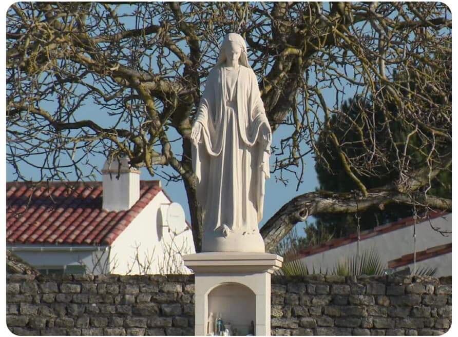 Claude Biardeau président de #CharenteMaritime de 'Libre Pensée 17' ne supporte pas la vue de la Vierge Marie sur l’île de Ré , et est à l’origine de son démontage ordonné par la justice.
#IleDeRe 
#ViergeMarie