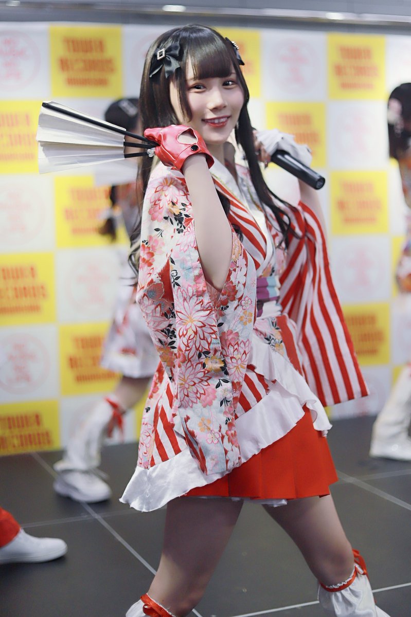_rina_ogata's tweet photo. 2023 .01.11
TOWER RECORDS@川崎
ざんすも良かったけど餅丸金魚がこの日のハイライトでした。しおり金魚原理主義だけど餅丸さんの魅せ方良かった。
まぁ餅丸火花は見てて美しさと妖しさ両方見れるから1番得な曲かもしれませんね。9人メンツの主役は彼女。
#リリイベバンザイ
#BANZAIJAPAN
 #餅丸夢姫 https://t.co/LFMis5sSVm