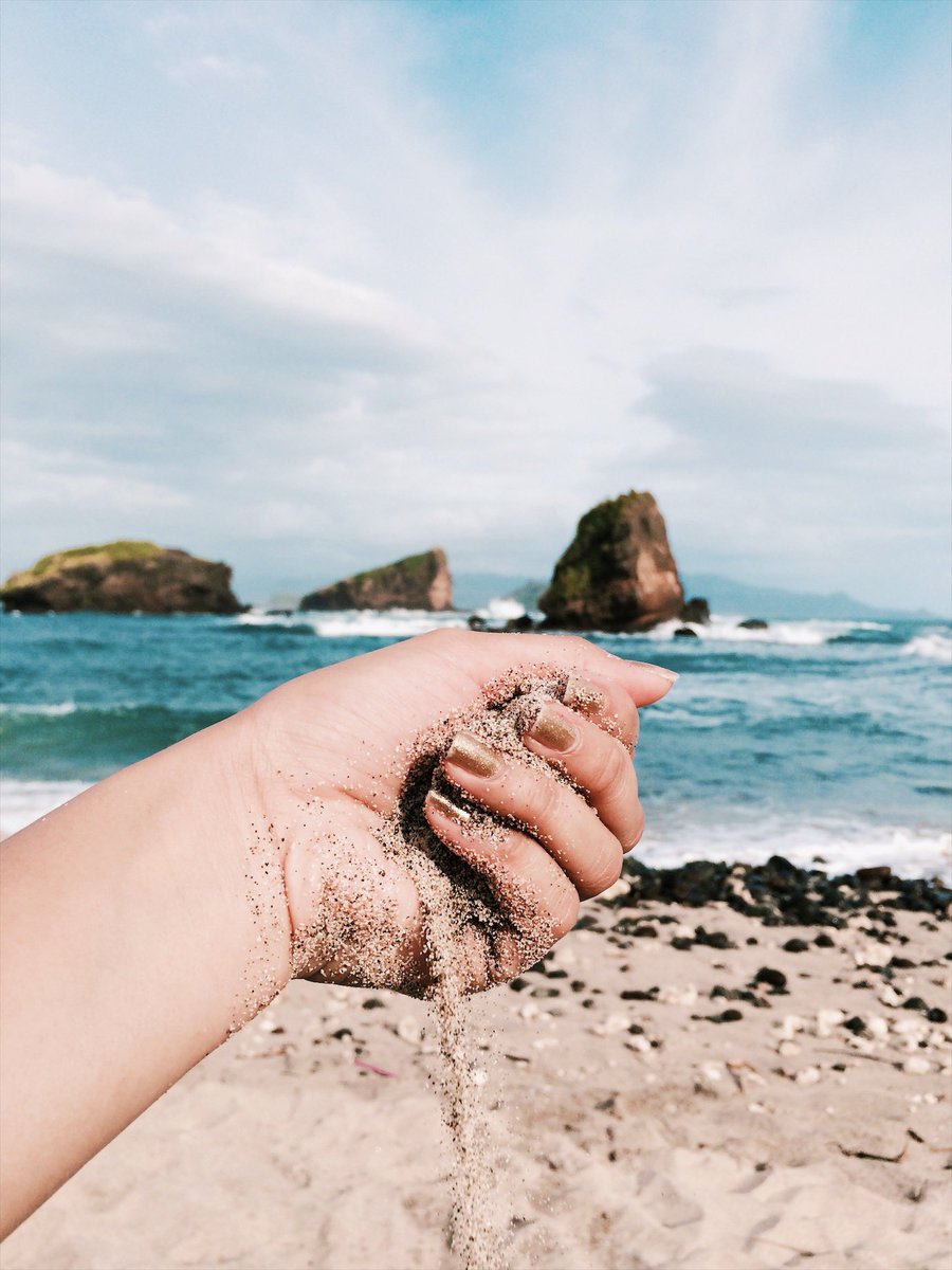 Foto pantai. 

Hayo tebak ini pantai mana?