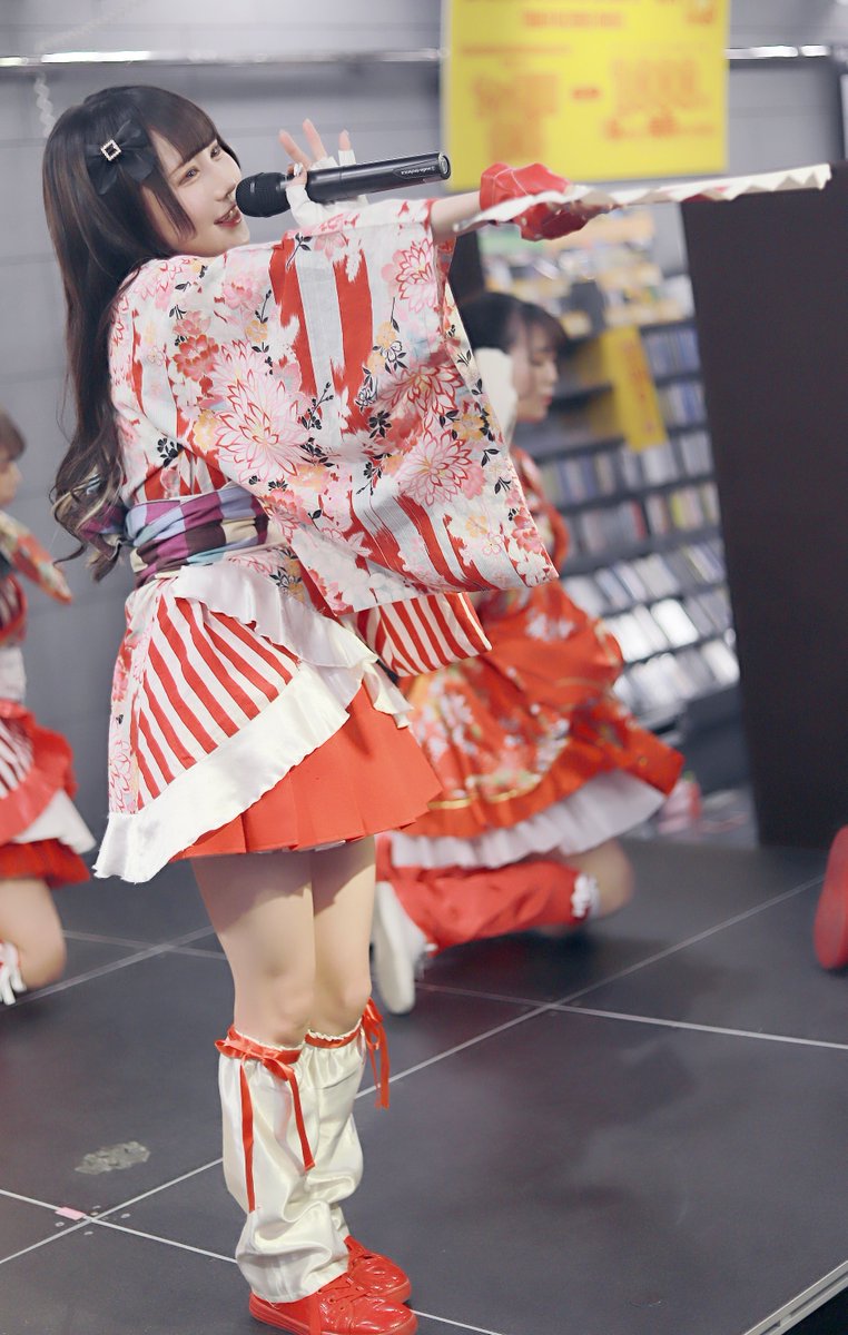 _rina_ogata's tweet photo. 2023 .01.11
TOWER RECORDS@川崎
ざんすも良かったけど餅丸金魚がこの日のハイライトでした。しおり金魚原理主義だけど餅丸さんの魅せ方良かった。
まぁ餅丸火花は見てて美しさと妖しさ両方見れるから1番得な曲かもしれませんね。9人メンツの主役は彼女。
#リリイベバンザイ
#BANZAIJAPAN
 #餅丸夢姫 https://t.co/LFMis5sSVm