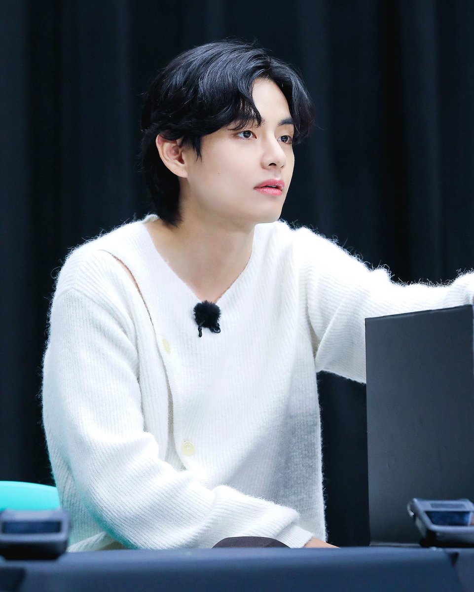 NailaAz83024349's tweet photo. #WeLoveYouTaehyung LOVE YOU TAEHYUNG 💜🥹 kamu anak baik tenang banyak yg sayang sama kamu yaa terutama yg benar” tulus mencintaimu❤️‍🩹 https://t.co/yP4r5FMdWD