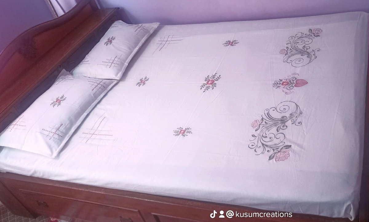 KusumCreations's tweet image. खुशि लाग्छ तपाईँ जत्तिको नेताले नेपाली उत्पादन प्रयोग गर्छु भनेको सुन्दा । उत्पादकका समस्याहरुपनि विचार गरिदिनु होला । हाम्रो उत्पादन चैं नेपाली कटनमा इम्ब्रोइड्री गरेका तन्नाहरू हुन्। @hamrorabi #madeinnepal #made_in_nepal #embroidery #bedsheet #nepali_cotton #kusumcreations