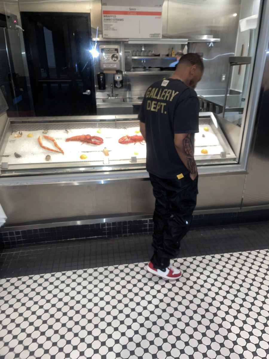 OntheWesh's tweet photo. Made it out the trenches this the top of life I can get used too. 29 🖤 https://t.co/czMiFU4rPr