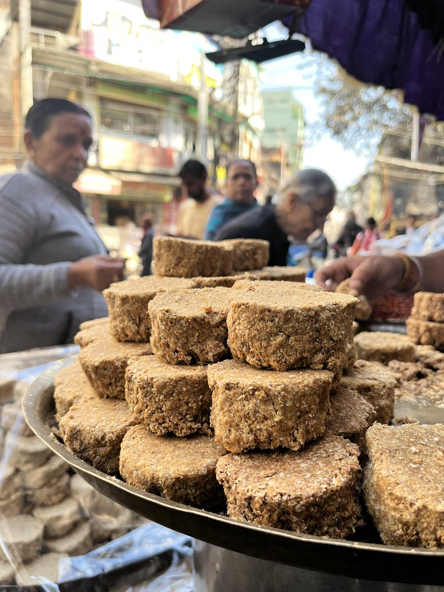 deepa_rj's tweet photo. Makarsankranti ki Shubhkamnaye 😊

दाढ़ी प्रखंड़ में स्तिथ "गंधवनिया धाम " में लगता है  बहुत बड़ा मकर संक्रांति  मेला ll दूर दूर से आते हैं लोग यहां के गर्म कुंड में स्नान करने l आइये करते हैं  दर्शन इस धाम का 
#RjDeepa #Jharkhand @VisitJharkhand 👇

https://t.co/qj8oy8z8L2 https://t.co/t3el5WaBcW