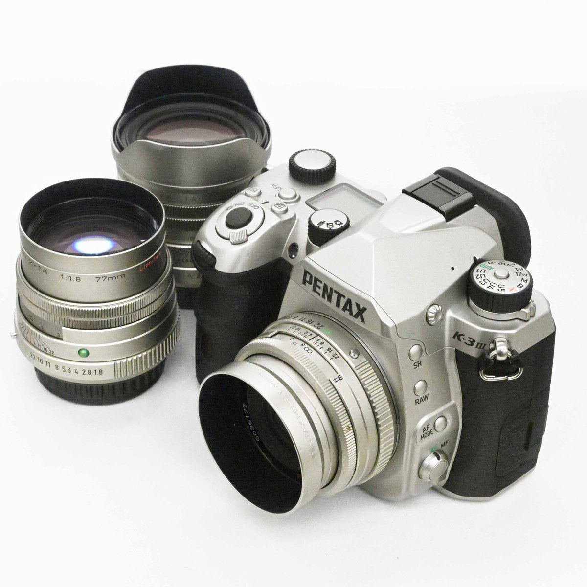 champcamera's tweet photo. #FA_Limited By #港北ニュータウン
PENTAXの単焦点と言えばのFA Limited。自然で美しいボケ味と描写を絶妙な焦点距離で楽しめる3本。こだわり抜いた質感のアルミ削り出し鏡筒は持っているだけで嬉しくなりますね。シルバーを並べてみました。
#PENTAX #単焦点
https://t.co/2khuYkjh7Y https://t.co/82KCMrkQzU