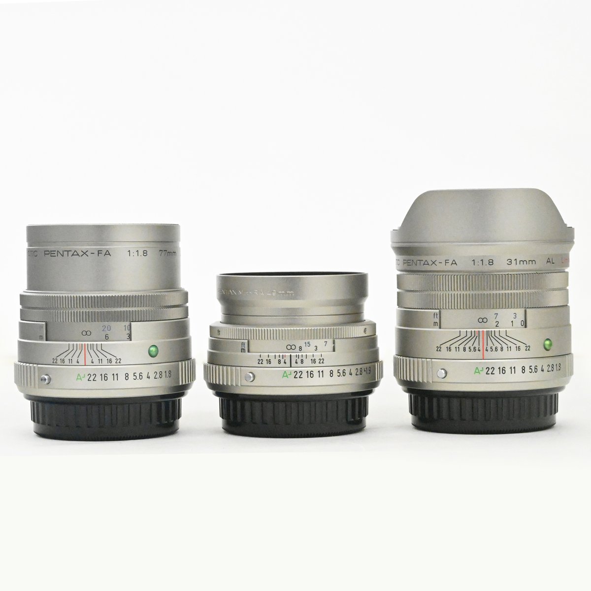 champcamera's tweet photo. #FA_Limited By #港北ニュータウン
PENTAXの単焦点と言えばのFA Limited。自然で美しいボケ味と描写を絶妙な焦点距離で楽しめる3本。こだわり抜いた質感のアルミ削り出し鏡筒は持っているだけで嬉しくなりますね。シルバーを並べてみました。
#PENTAX #単焦点
https://t.co/2khuYkjh7Y https://t.co/82KCMrkQzU
