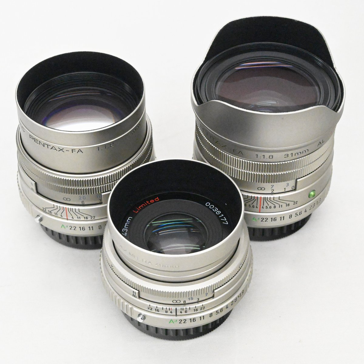 champcamera's tweet photo. #FA_Limited By #港北ニュータウン
PENTAXの単焦点と言えばのFA Limited。自然で美しいボケ味と描写を絶妙な焦点距離で楽しめる3本。こだわり抜いた質感のアルミ削り出し鏡筒は持っているだけで嬉しくなりますね。シルバーを並べてみました。
#PENTAX #単焦点
https://t.co/2khuYkjh7Y https://t.co/82KCMrkQzU