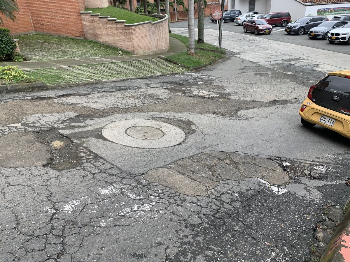 maurojg's tweet photo. @InfraesCali carrera 2B con Calle 14 oeste diagonal a la inglesa de santa Teresita está este crater lunar por su antigüedad requiere solución!!! Todos los angulos son terribles https://t.co/Hr8LMbUYJH