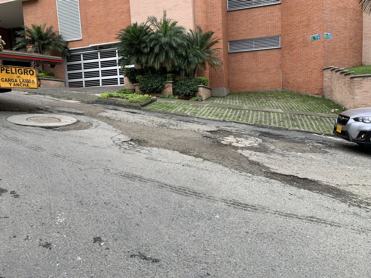 maurojg's tweet photo. @InfraesCali carrera 2B con Calle 14 oeste diagonal a la inglesa de santa Teresita está este crater lunar por su antigüedad requiere solución!!! Todos los angulos son terribles https://t.co/Hr8LMbUYJH