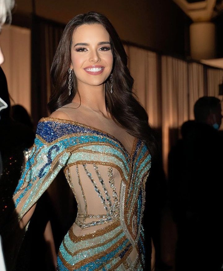 estendenciavzl's tweet image. "Amanda Dudamel" miss Venezuela 2021 🇻🇪

Es tendencia porque quedó como primera finalista del #MissUniverse2022 

Estados unidos se llevó la corona 

R O B O