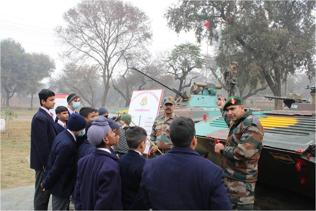 westerncomd_IA's tweet photo. #DoubleVictoryBrigade organised Military Equipment Display in Beas to motivate students from the area. A large number of students from various schools attended the event with great enthusiasm & interest.
#VajraCorps
#IndianArmy
@adgpi
@SpokespersonMoD https://t.co/Gq9UQIXPvD