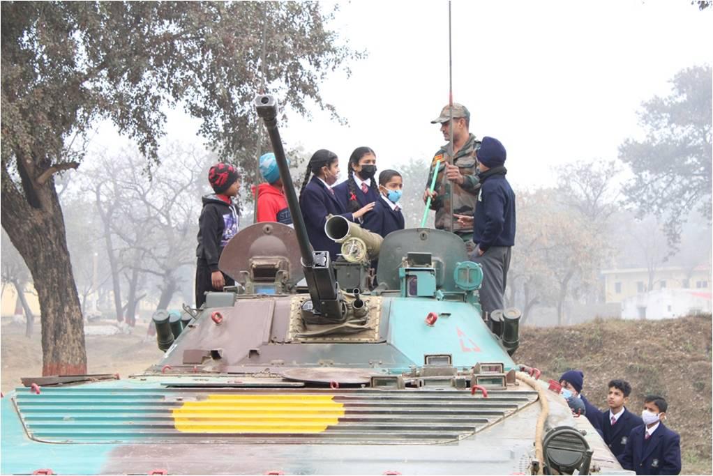 westerncomd_IA's tweet photo. #DoubleVictoryBrigade organised Military Equipment Display in Beas to motivate students from the area. A large number of students from various schools attended the event with great enthusiasm & interest.
#VajraCorps
#IndianArmy
@adgpi
@SpokespersonMoD https://t.co/Gq9UQIXPvD