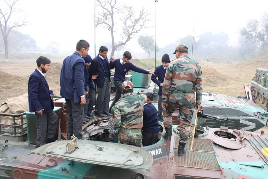 westerncomd_IA's tweet photo. #DoubleVictoryBrigade organised Military Equipment Display in Beas to motivate students from the area. A large number of students from various schools attended the event with great enthusiasm & interest.
#VajraCorps
#IndianArmy
@adgpi
@SpokespersonMoD https://t.co/Gq9UQIXPvD