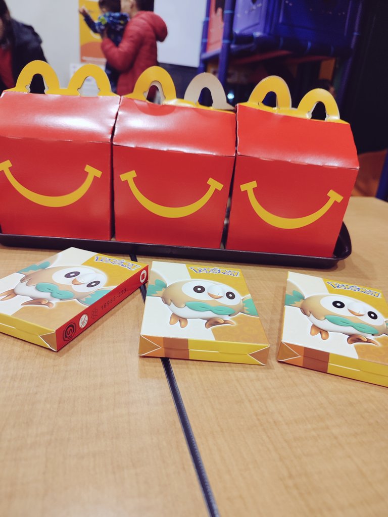 SayuriT05's tweet photo. No es de Pikachu 😭😭, pero las tarjetas valen la pena 😏😏 https://t.co/1XY1P8SVMD