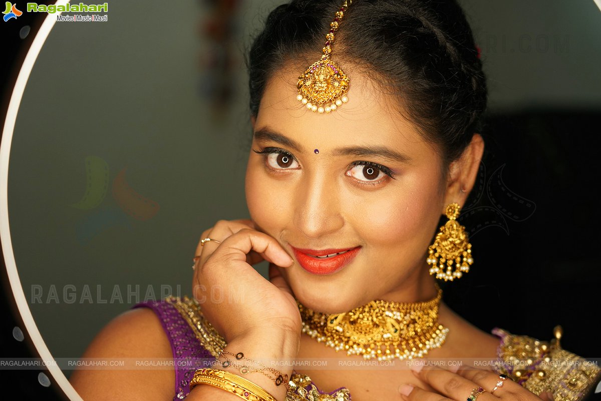 Ragalahariteam's tweet photo. Teja Reddy Stunning Look In Traditional Dress
Check out Exclusive Photoshoot - https://t.co/zgo7cxbGXa
#TejaReddy #Photoshoot #Traditional #TeluguGirl #LangaVoni 3Halfsaree #LehengaCholi #Jewellery https://t.co/f8vuDgL2yM
