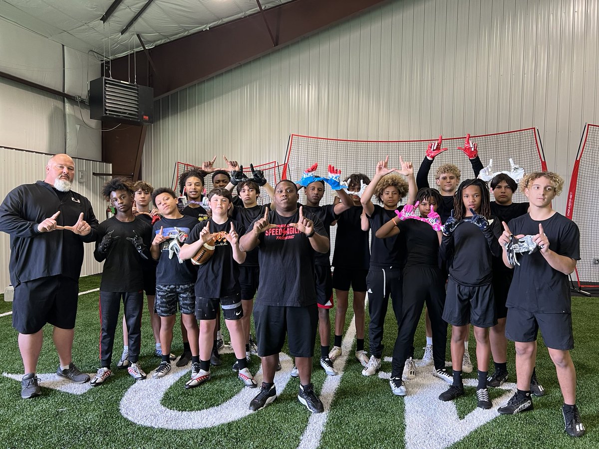 JaymeeJones1's tweet photo. 🏈 #TheUnit 🙌🏾 1st 7v7 scrimmage #Unitok #TheU #WeComin #balltilwefall #weready #grinddontstop @TheUnitFootball @DarealKjones20 @kaydinjoness https://t.co/lVEg7srUHZ