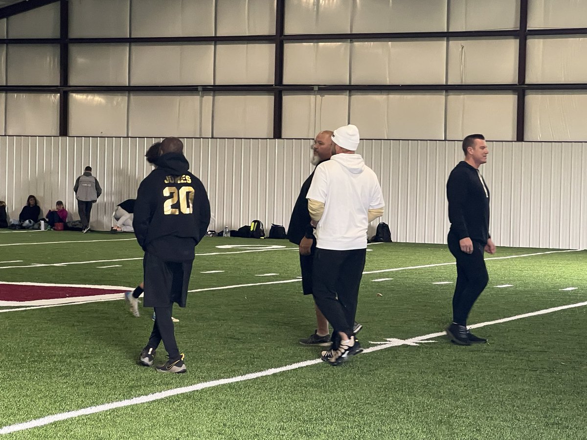 JaymeeJones1's tweet photo. 🏈 #TheUnit 🙌🏾 1st 7v7 scrimmage #Unitok #TheU #WeComin #balltilwefall #weready #grinddontstop @TheUnitFootball @DarealKjones20 @kaydinjoness https://t.co/lVEg7srUHZ
