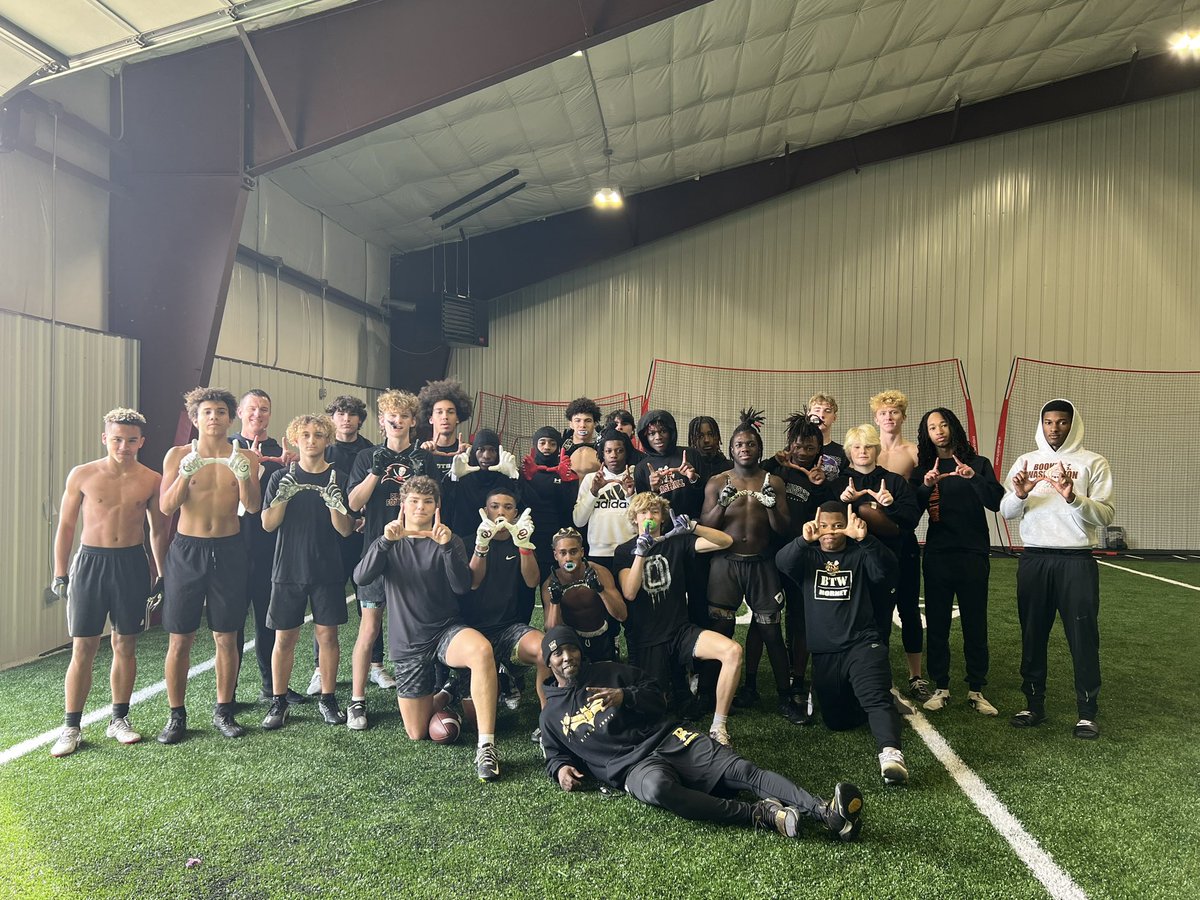JaymeeJones1's tweet photo. 🏈 #TheUnit 🙌🏾 1st 7v7 scrimmage #Unitok #TheU #WeComin #balltilwefall #weready #grinddontstop @TheUnitFootball @DarealKjones20 @kaydinjoness https://t.co/lVEg7srUHZ