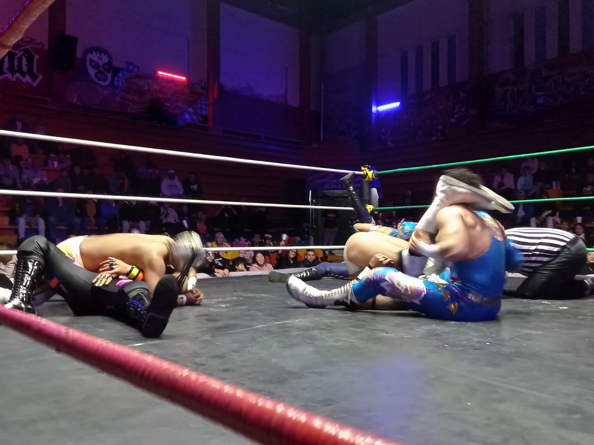 LaTijeraLucha's tweet photo. En una sensacional lucha la tercia de #Radiante, #Magestic y #UltimoAztecaJr se logran imponer a #VuduMax, #Ganicus e #Histeriosis en un encuentro de ida y vuelta que tuvo vuelos espectaculares al ring side y a la parte de las primeras filas de la #PletoricaArenaNeza...
#latijera https://t.co/cnUSb8S5Bv