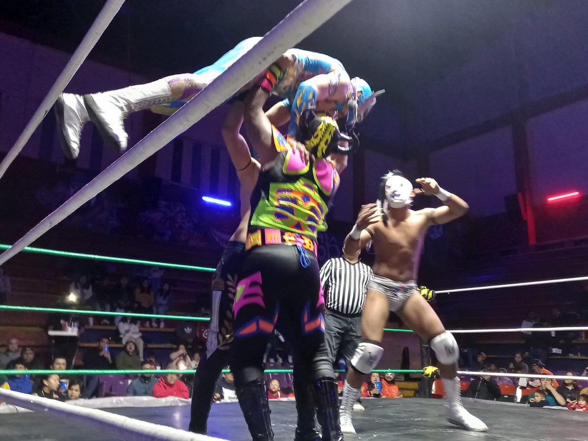 LaTijeraLucha's tweet photo. En una sensacional lucha la tercia de #Radiante, #Magestic y #UltimoAztecaJr se logran imponer a #VuduMax, #Ganicus e #Histeriosis en un encuentro de ida y vuelta que tuvo vuelos espectaculares al ring side y a la parte de las primeras filas de la #PletoricaArenaNeza...
#latijera https://t.co/cnUSb8S5Bv