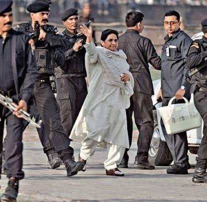 पक्ष-विपक्ष की दलाली से मुक्त एक नेत्री को,
दलित समाज से उभरी सबसे मजबूत नेत्री को,
अपनी शर्तों पर जीने वाली आज़ाद स्त्री को,
संविधान के पहले पन्ने यानी प्रिएम्बल की प्रतिलिपि को,
जन्मदिन की ढेर सारी शुभकामनाएं। 💐🎂
#HappyBirthdayIronLady #mayawati