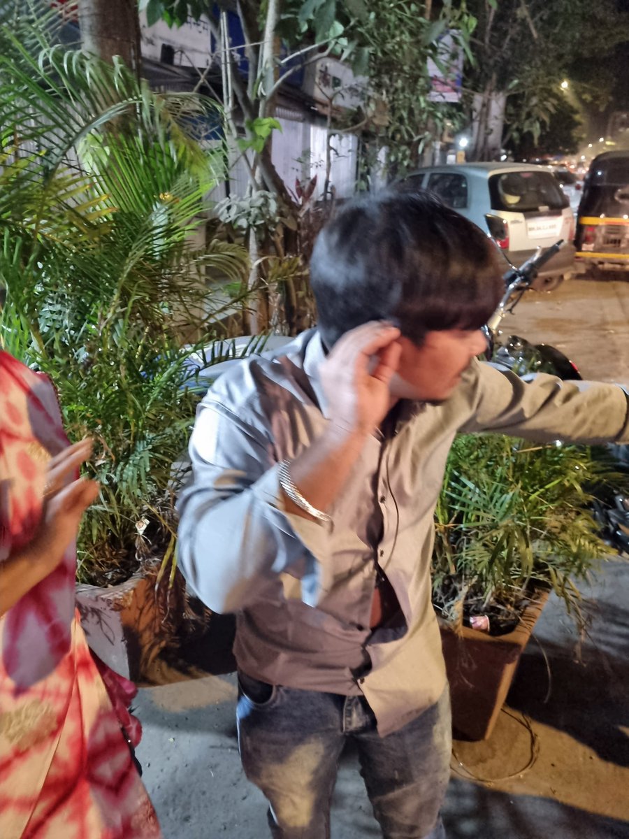 RajeshB00656411's tweet photo. #dcptraficdahisar #dcppolice 
Sir We stay in thakur village Kandivali east the road from nobel chemist to Neptune is narrow and above that vehicles have been parked on both the sides then dividers have been installed so this road is becoming accidental road https://t.co/JWn74PAy5u
