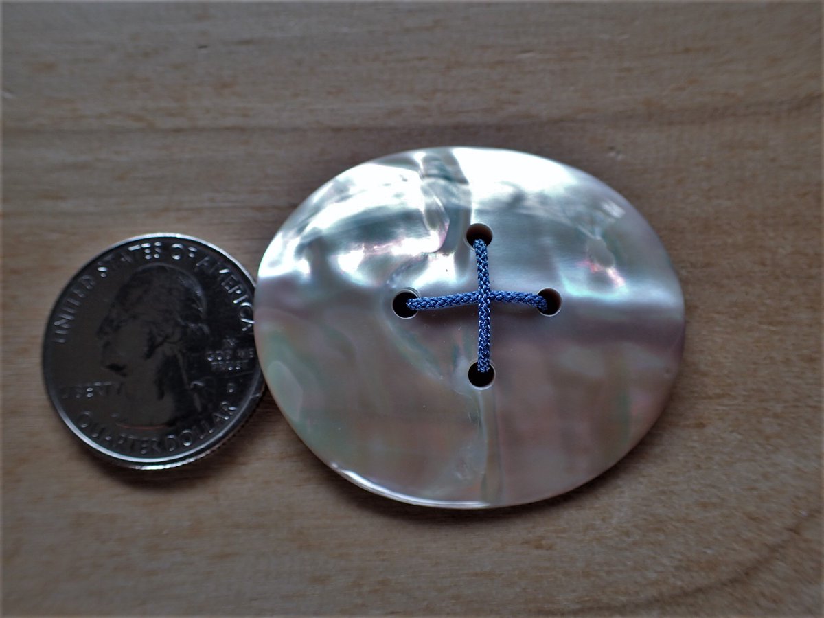 HAPPYMARINSHELL's tweet image. 久々の夜光貝ボタン🌴😁
成長痕に沿った光のグラデーションがとても美しいパーツ🌈✨
本日よりCreemaさんで販売開始しました🎊
creema.jp/item/15281349/…
どうぞよろしくお願いします🙏😆
#貝ボタン
#シェルボタン
#shellbuttons