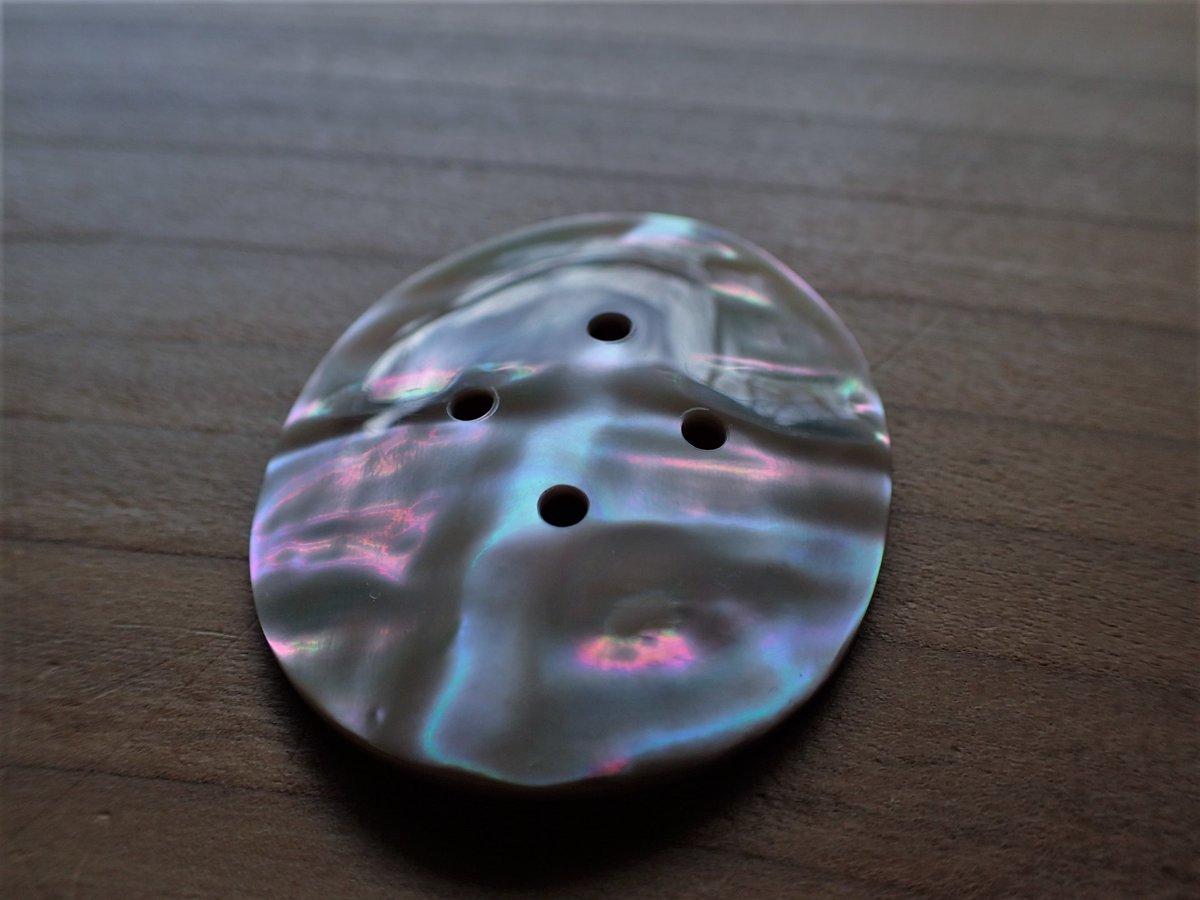 HAPPYMARINSHELL's tweet image. 久々の夜光貝ボタン🌴😁
成長痕に沿った光のグラデーションがとても美しいパーツ🌈✨
本日よりCreemaさんで販売開始しました🎊
creema.jp/item/15281349/…
どうぞよろしくお願いします🙏😆
#貝ボタン
#シェルボタン
#shellbuttons