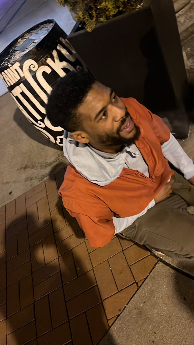 jerrymangoirl's tweet photo. Is this shirt red or orange? https://t.co/pr5iPdiMjB