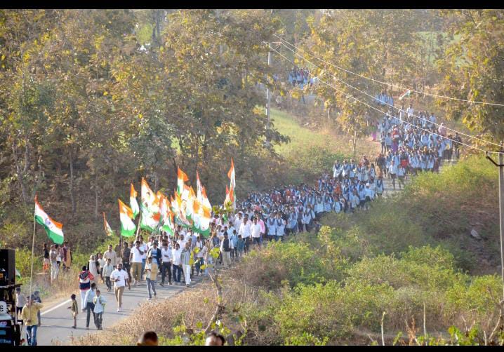 Arvind_Bhil_'s tweet photo. गरीब मां बाप बच्चो को स्कूल पढ़ाने के लिए भेजते हैं, और डूंगरपुर विधायक @GaneshGINC अपने पद का दुरुपयोग करते हुए छोटे बच्चो पर स्कूल पर दबाव बना कर मन मर्जी से कांग्रेस जोड़ो यात्रा में शामिल कर बच्चो की पढ़ाई की धज्जियां उड़ा रहे हैं, ये कहा तक उचित है??
@RajCMO @ashokgehlot51 https://t.co/V8iOXaGefk