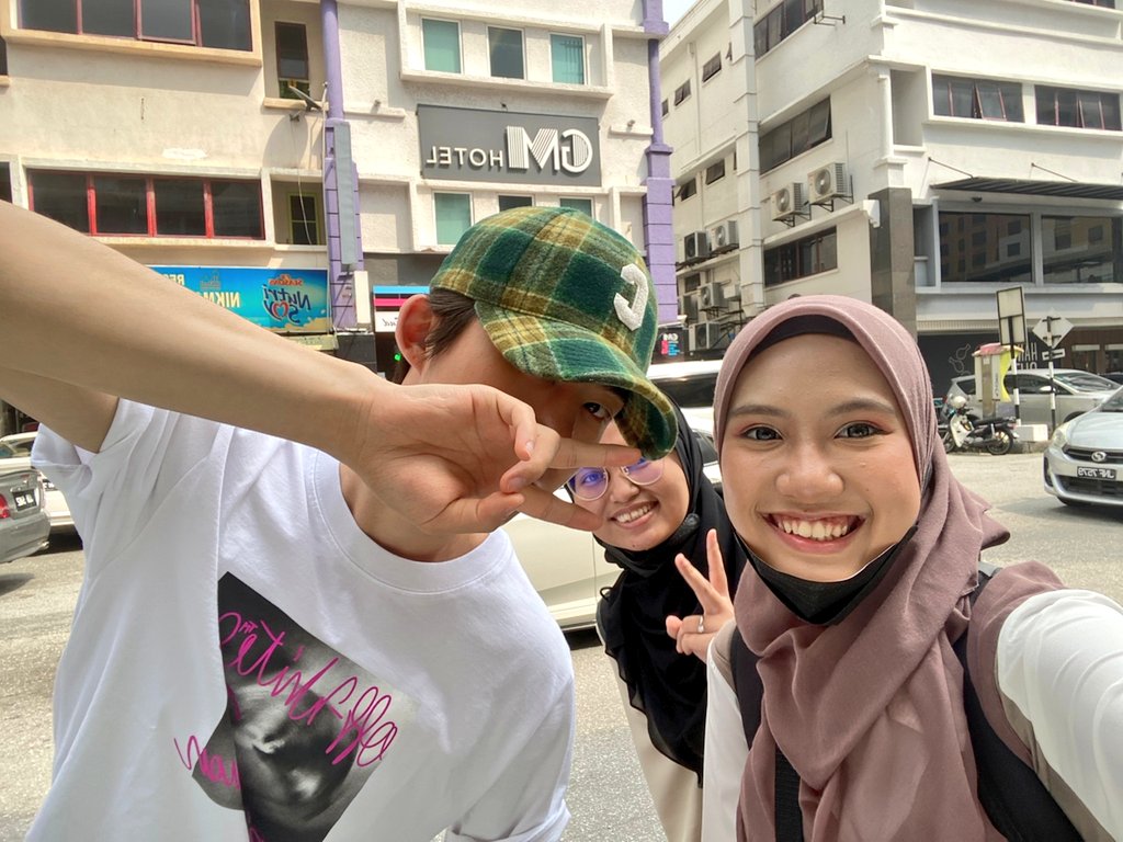 Yesterday's #GrandwaveinKL highlight !! My friend and I bumped into HANBIN tengah tengah jalan!! >< 😭❤️ He is sooooo 😭😭😭😭😭