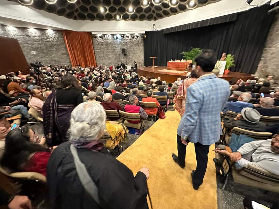 91 year old historian and professor emerita #RomilaThapar entering a packed hall at IIC, to speak on 'Our History Their History Whose History'

And she is still writing...