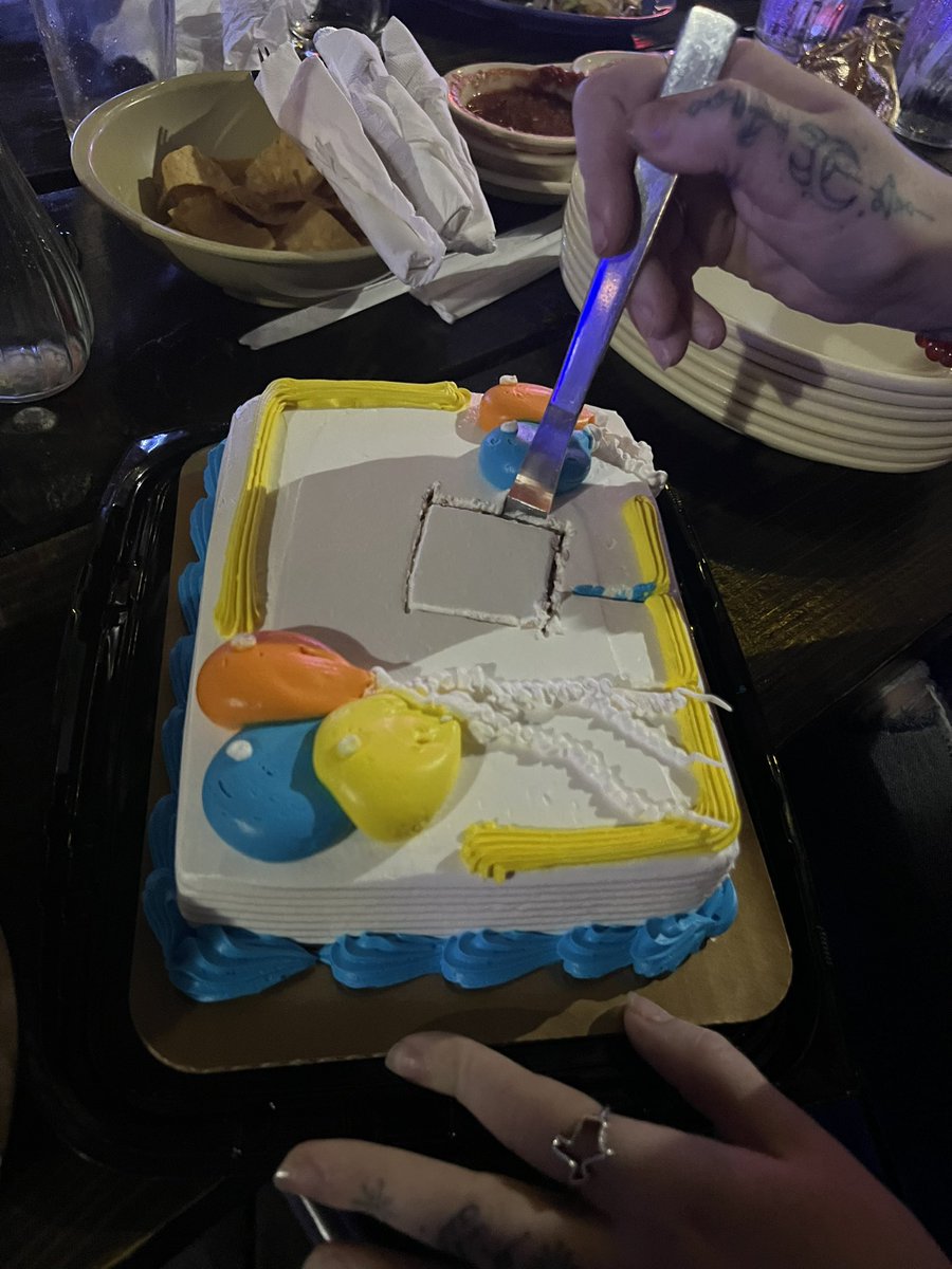 ChelseaErin98's tweet photo. When your kids don’t eat food dyes but it’s someone’s birthday https://t.co/ysMCu1q6Cu