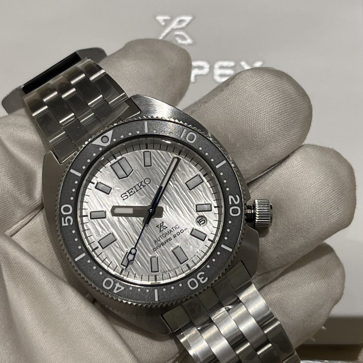 NAKANIWA_WATCH's tweet photo. 【似て非なる】お客様の元へご納品前に撮影しました。開梱一番GS白樺を彷彿させる文字盤でした。しかしこの価格帯で完成度が高いです。生産本数5,000本(国内流通800本)ですが日本にも待ち望んでいるお客様が大勢いるので国内流通せめて1,000本にして欲しいですね#SBDC187 https://t.co/NqpCAY5pyr