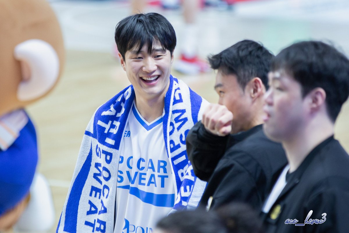 ace_heou3's tweet photo. 횽들이랑 있어서 행복한 웅이

#전주 #kcc #농구선수 #허웅 #kbl올스타전 https://t.co/IsKjYqkQpQ