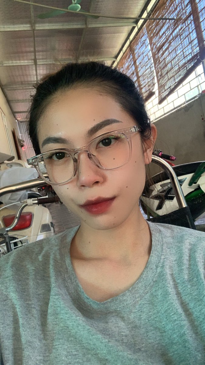 DiTi2498's tweet photo. Anh thấy gì hông ?? Thấy gì má ? Thấy ánh mắt em nhìn a trìu mến hông 😅😅😅 https://t.co/Mr7hj8PgU5