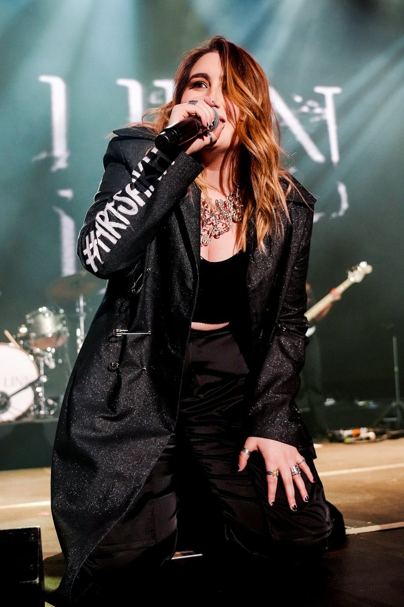 iHeartRadio's tweet photo. .@rosalinnmusic stole our heart last night ❤️⚡️ #iHeartALT2023 https://t.co/zFe62iPARu