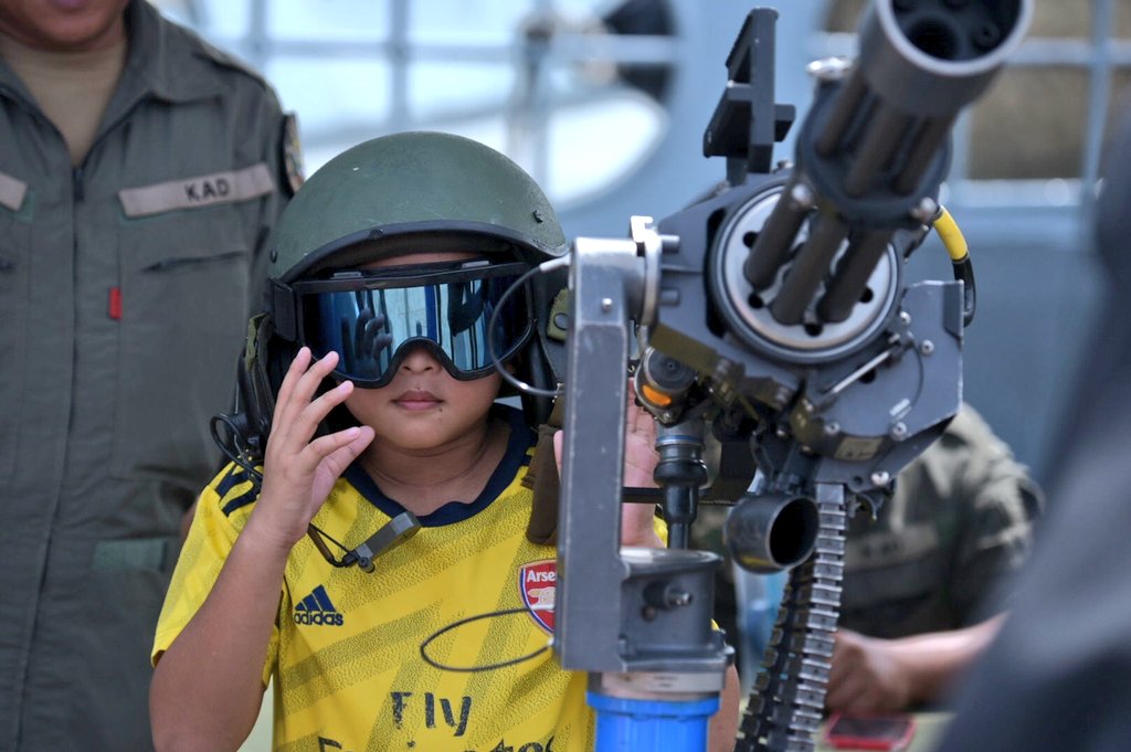 MPA_Timur's tweet photo. Riuh.

Pengunjung bertali arus mengunjungi Hari Terbuka Armada Timur 2023 yg memasuki hari terakhir hari ini. Yang masih dalam perjalanan, jangan risau kami sedia menerima kehadiran anda sehingga 10.00 malam ini. 

#NavyNews 
#HTAT23 https://t.co/XusfYa560M