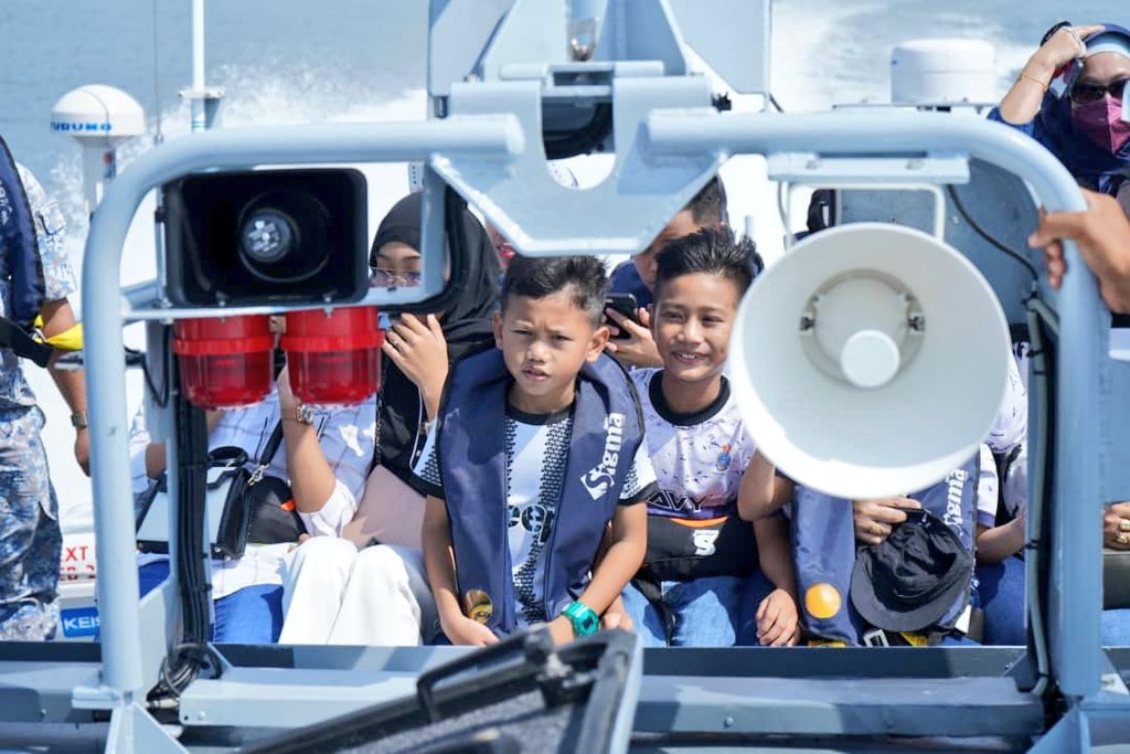 MPA_Timur's tweet photo. Riuh.

Pengunjung bertali arus mengunjungi Hari Terbuka Armada Timur 2023 yg memasuki hari terakhir hari ini. Yang masih dalam perjalanan, jangan risau kami sedia menerima kehadiran anda sehingga 10.00 malam ini. 

#NavyNews 
#HTAT23 https://t.co/XusfYa560M
