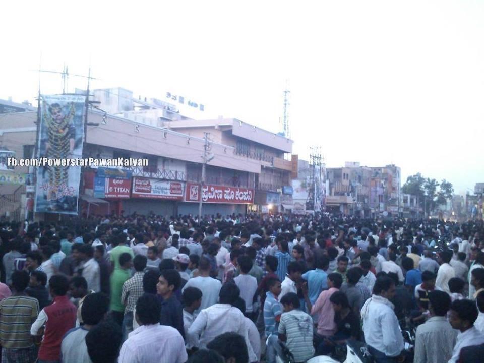 2013 - #AttarintikiDaredi  - Balleri
FDFS