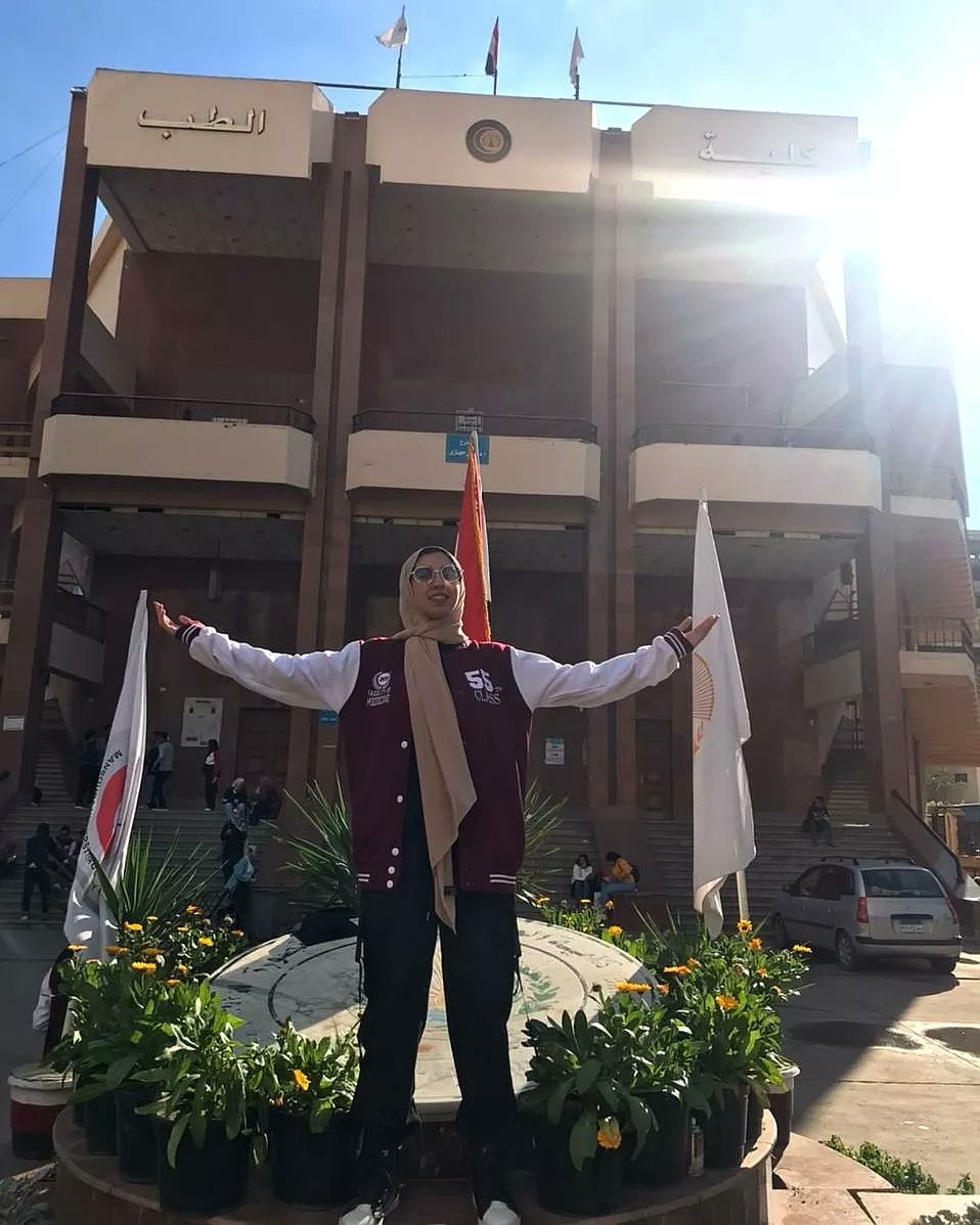 RihamDiaa1's tweet photo. الحمدلله الذي أعانني وعلى طريق العلم صبرني ❤️
وبكدا انتهت رحلة 6 سنين ونص 😭🥳
#٥٥عالاسفلت
#55MU https://t.co/pvhTN2Q1b0