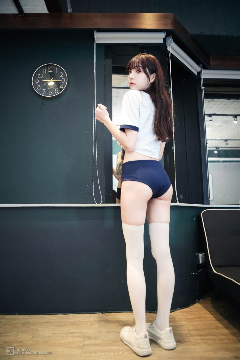 Carlwang0001's tweet photo. #小咪寶寶 #sportswear #kneesocks #Carlwang #Taipei #JK #taiwangirl #halfup #studentuniform https://t.co/7J6dCQXddJ