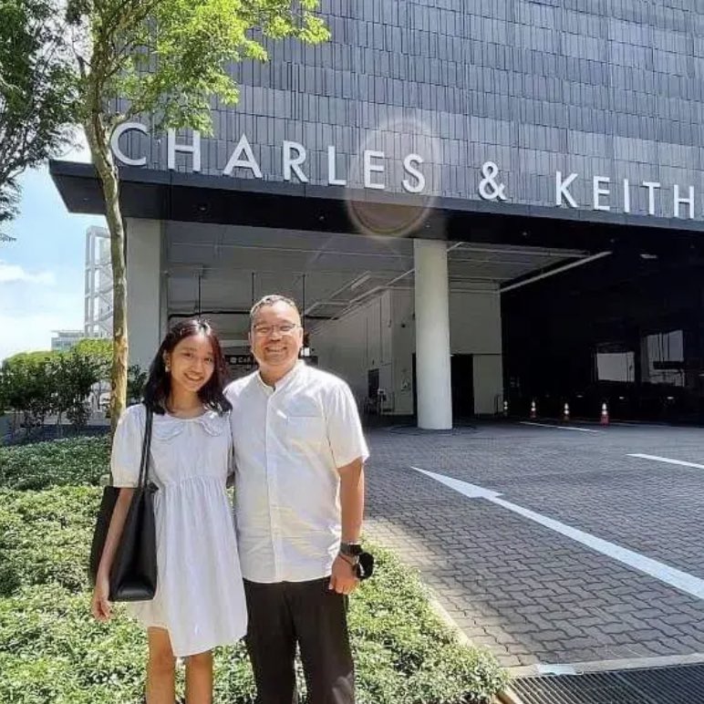 อัพเดทล่าสุด น้องได้ไปสำนักงานใหญ่ ck กับพ่อมาแล้ว ทางแบรนด์ส่งรถไปรับเลย แล้วน้องยังได้ของขวัญเป็นกระเป๋าจากทางแบรนด์ด้วย ถือเป็นเรื่องราวที่ดีรับต้นปีไปเลย ประทับใจแทน ಥ◡ಥ