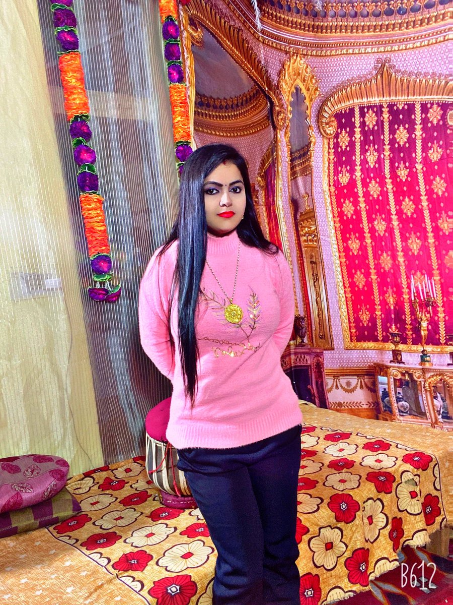 superstarksham7's tweet photo. कुछ भी पहनों पर पूरा पहनों https://t.co/tIt0uYHnmo