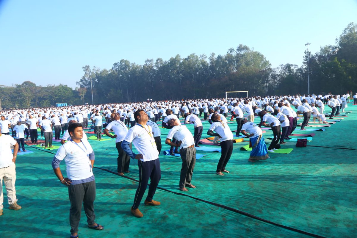 YASMinistry's tweet photo. Yoga is not about mastering poses; it’s about using those poses to understand yourself and transform your life.

Here are the glimpses of Yogathon from #NationalYouthFestival 2023 held at Hubbali-Dharwad.

#NYF2023 #NYKSYouthFestival  #yoga  #MindfulMornings https://t.co/lz9sbsyJyC