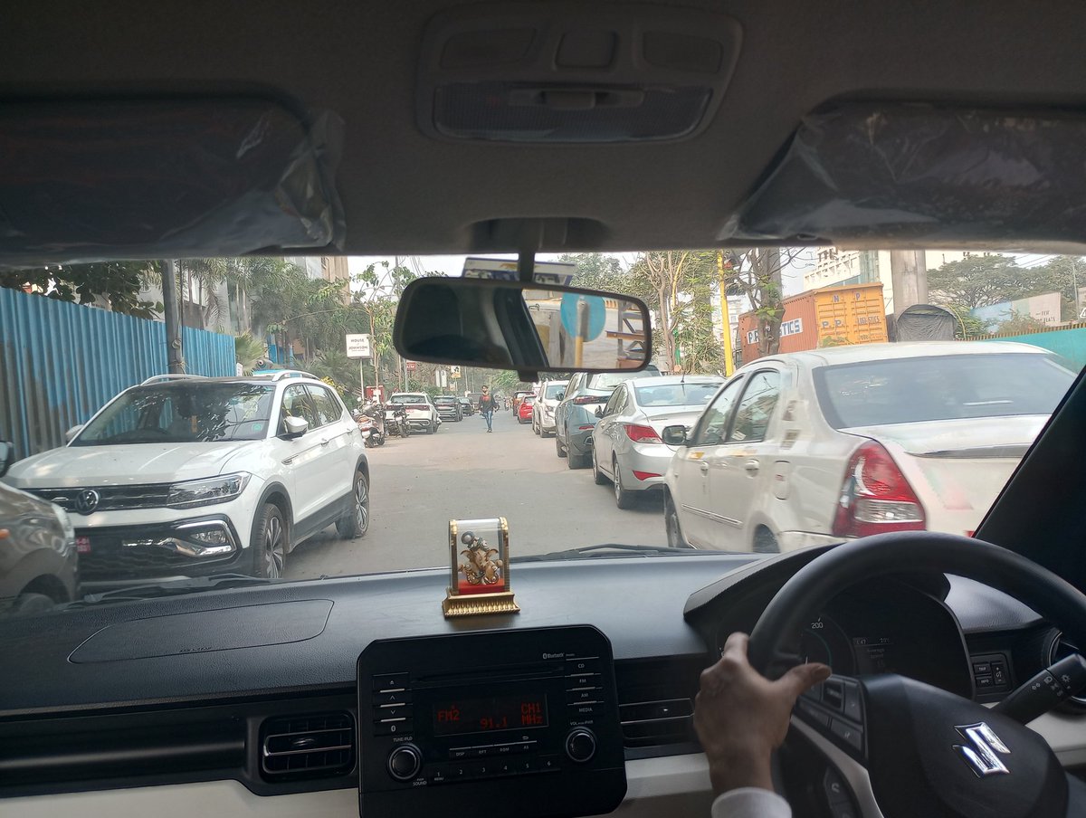winayakmore's tweet photo. @QueenofThane @TMCaTweetAway cars parked both sides of service road  near Anand Nagar (cosmos jewels) . Kaswarwadvali police station is 5mins away yet people are not bothered @ThaneCityPolice https://t.co/i1toTKGYIo