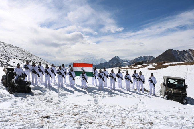 AkashNain14's tweet photo. अपनी वीरता एवं पराक्रम से अंतिम सांस तक माँ भारती की र��्षा हेतु जीवन समर्पित करने वाले भारतीय सैनिकों को सादर नमन। समस्त भारतीय सैनिकों एवं देशवासियों को "थल सेना दिवस" की ह‍ार्दिक शुभकामनाएं। 
#ArmyDay2023
#IndianArmy https://t.co/ysBc4kKiN9