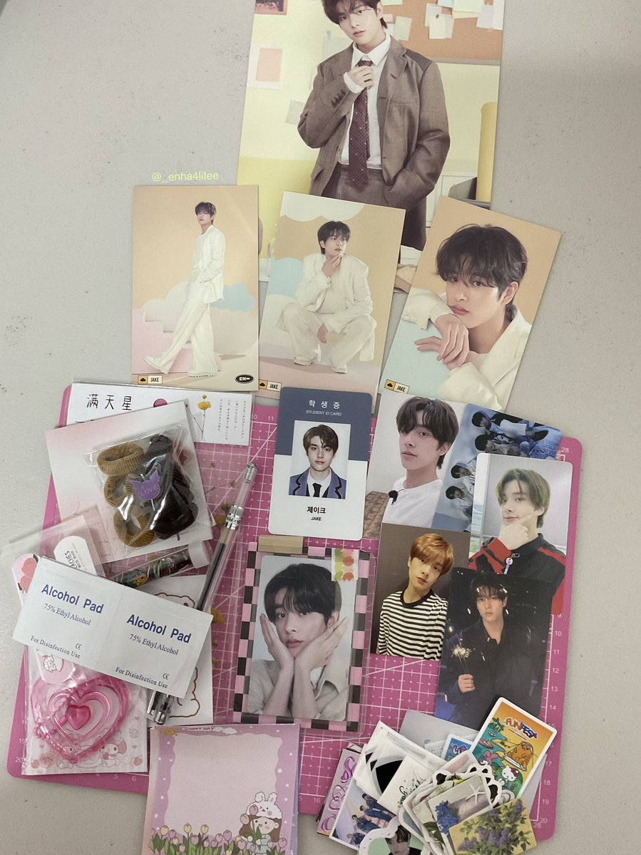 _enha4lifee's tweet photo. :¨·.·¨:
 `·.  today's happy mail from @MYLOVE4SUNOO 💌 #ashmails

finally, jake flower pose tc came home! def worth the wait. thank you so much @MYLOVE4SUNOO 🥺🫶🏻 super nice &amp; ang daming freebies then may christmas gift pa grabe i appreciate it so much. tysm 🥺💗

#Maefeedbacks༘ https://t.co/zb33c2gdUd